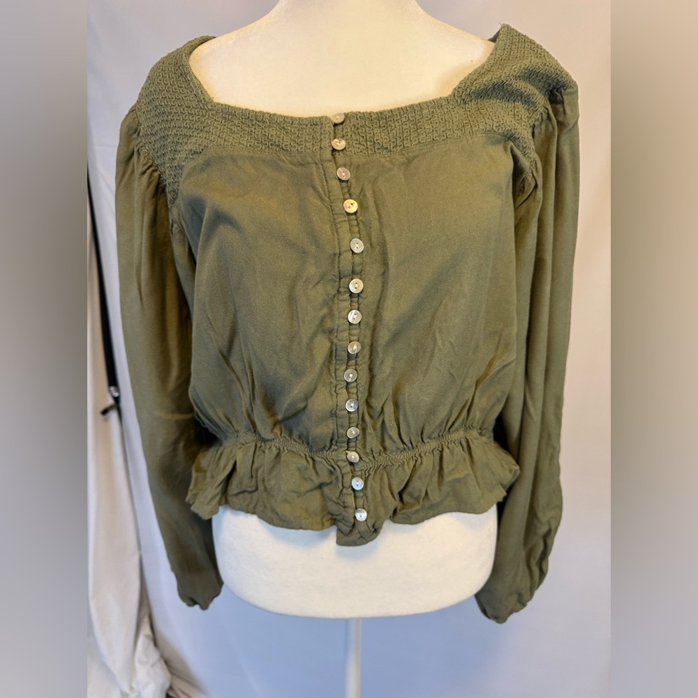 Sim & Sam size medium green, long sleeve with button detail down front
